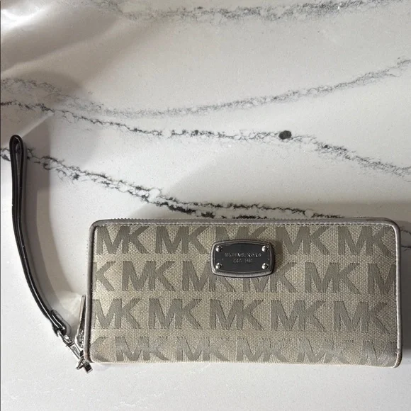 Michael Kors Jet Set Travel Continental Light Grey Logo Wristlet - Picture 3 of 12